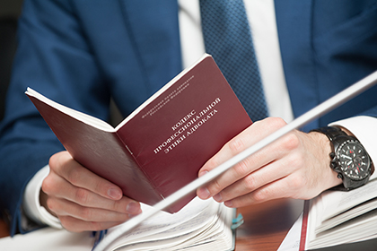 Адвокату вынесено предупреждение за перепоручение юристу оказания юридической помощи