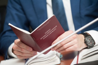 Адвокат в суде может быть в бандане?