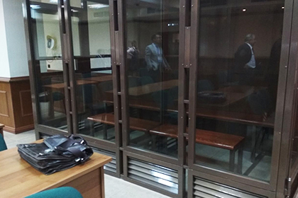 Подозреваемых и обвиняемых запретят содержать в клетках и «аквариумах» в зале суда