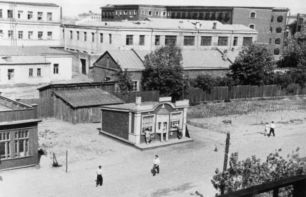 Лефортовская тюрьма (на заднем плане). 1945–1950.